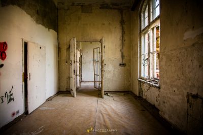 Ein Zimmer mit einer Tür und einem Fenster